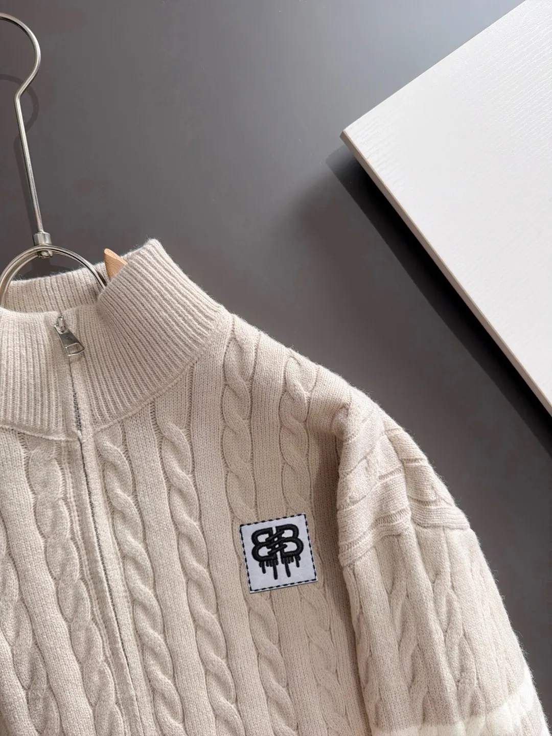 Next day shipment P225 Balenciaga 2026 Autumn and Winter latest sweater from official website, now on sale at counters simultaneously Hot Sale! Specially made of wool blended fabric. It feels comfortable and can be directly in contact with the skin. The logo badge is exquisitely embroidered, which is extremely eye-catching! The details highlight the fashionable charm of big brands. Exquisite workmanship. Three-dimensional cutting style. The wearing effect is invincible and handsome! All three standards are complete! Sizes:M-3XL